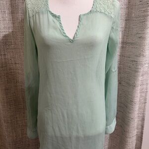 🔸$5 each or 3/$12🔸

Mossimo mint blouse size M